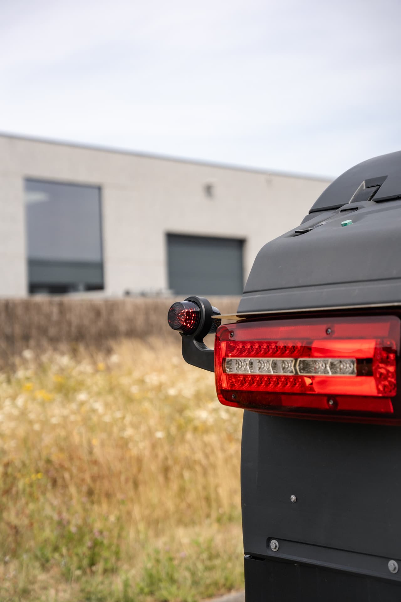 Achterlicht en rood markeringslampje aan de achterzijde van de truck
