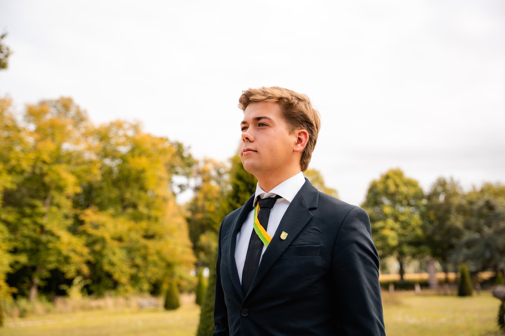 Portret van een clublid met clubband in het park