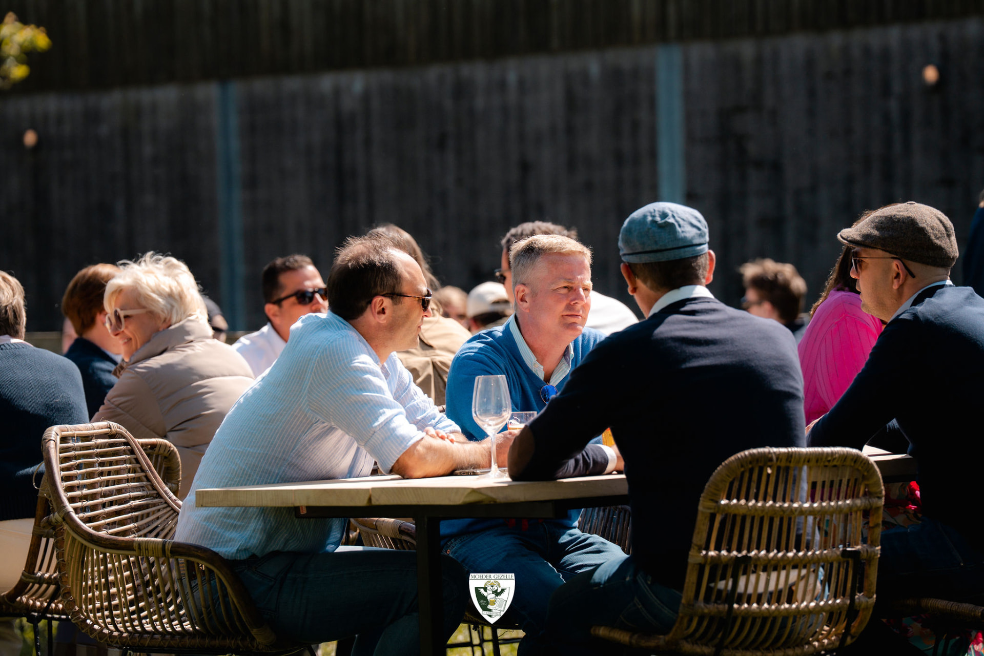 Deelnemers aan tafel in de zon tijdens de stop