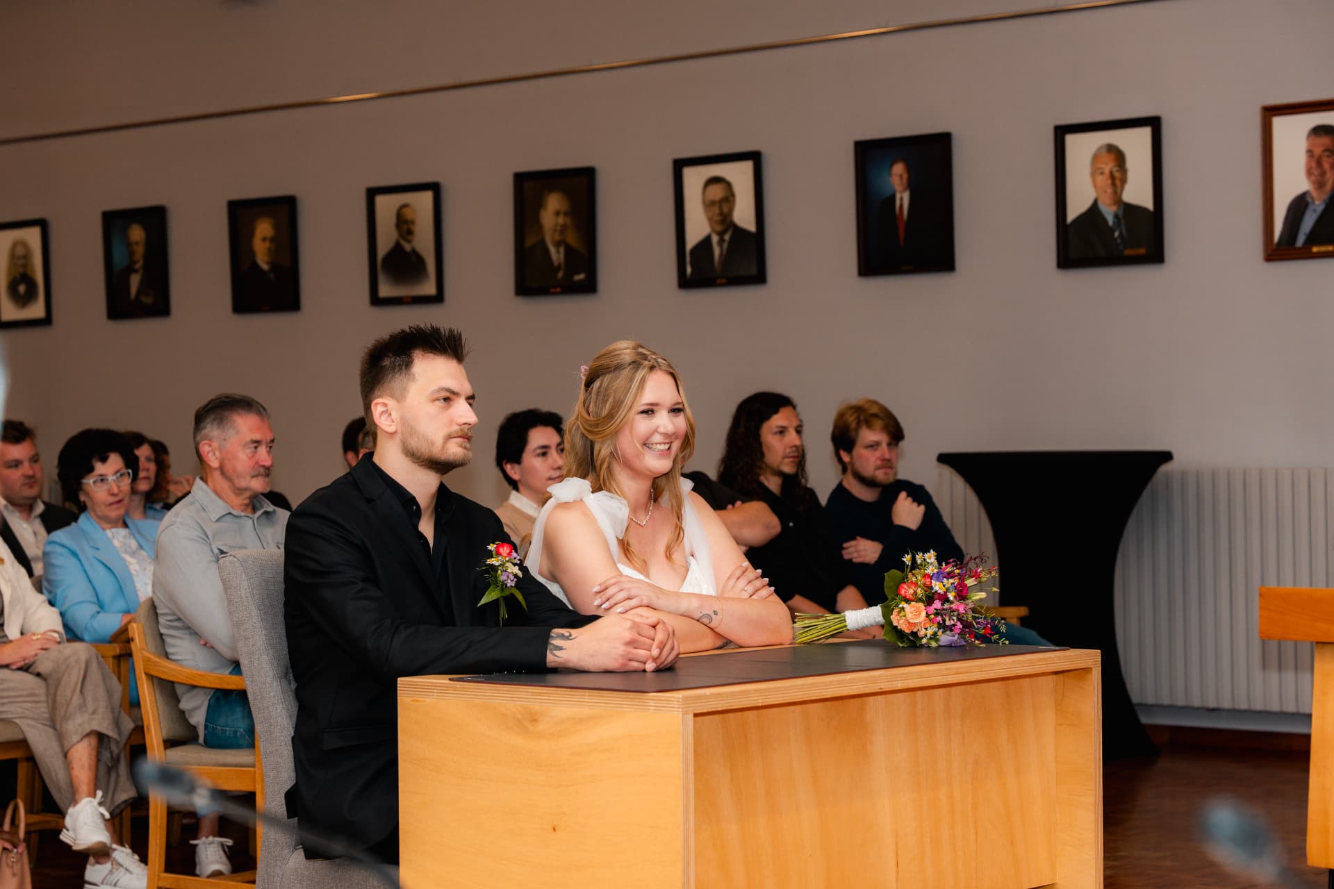 Camille en Maarten zittend aan de trouwtafel tijdens hun burgerlijk huwelijk
