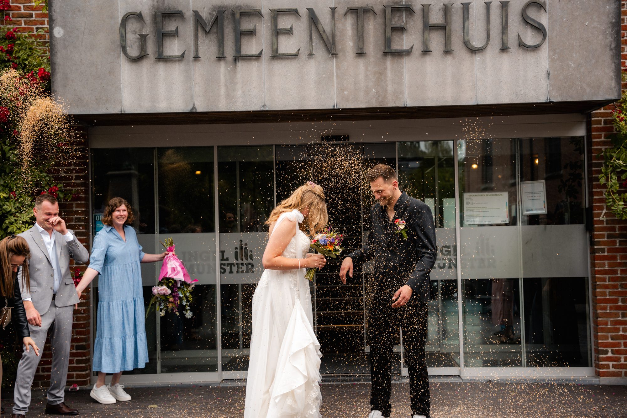 Horizontale documentaire foto van het burgerlijk huwelijk van Camille en Maarten